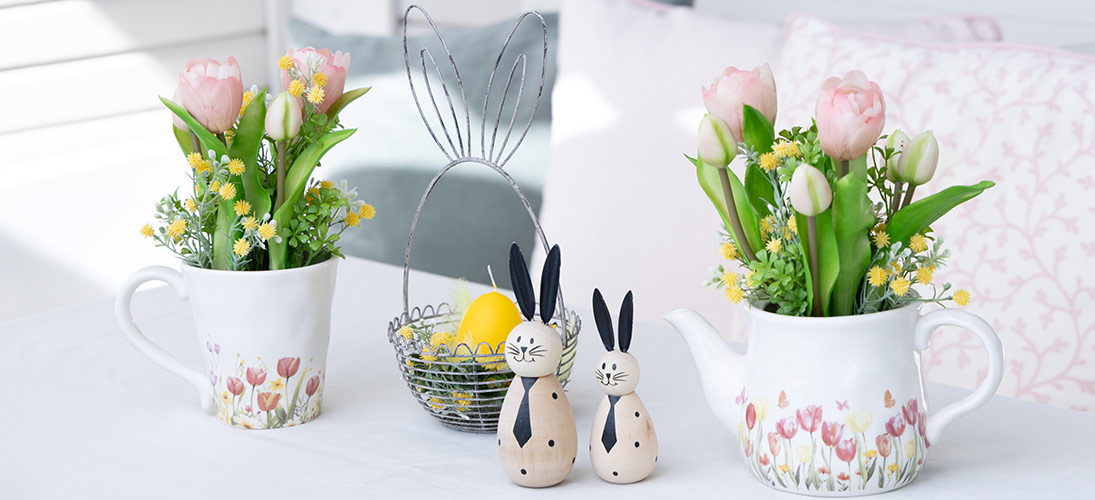 Figuras decorativas de coelhos e galinhas